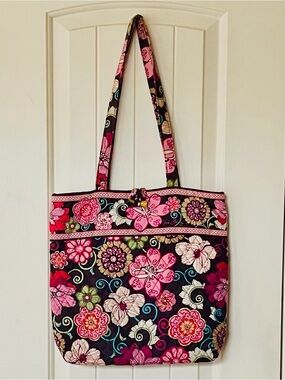 Vera Bradley Floral Pink Quilted Fabric 3 pocket
Over The Shoulder Large Handbag